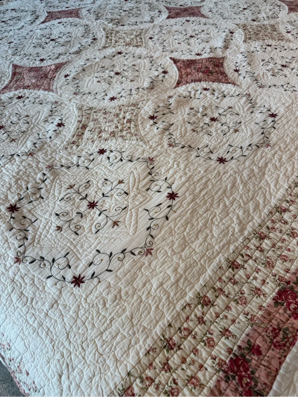 JC Penney 100% Cotton White/Dusty Rose Cal King+ Quilt Two Shams Floral Cottage